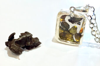 【イミラック・パラサイト隕石】の原石とジュエリーの違いとは？